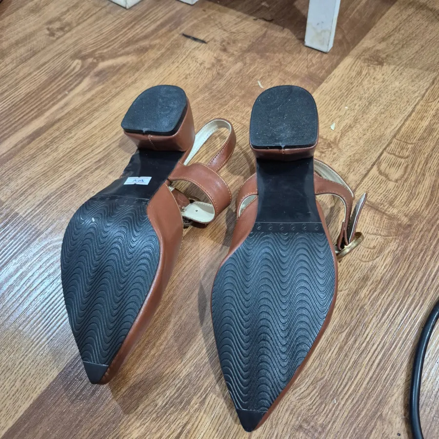 کفش قهوه ای