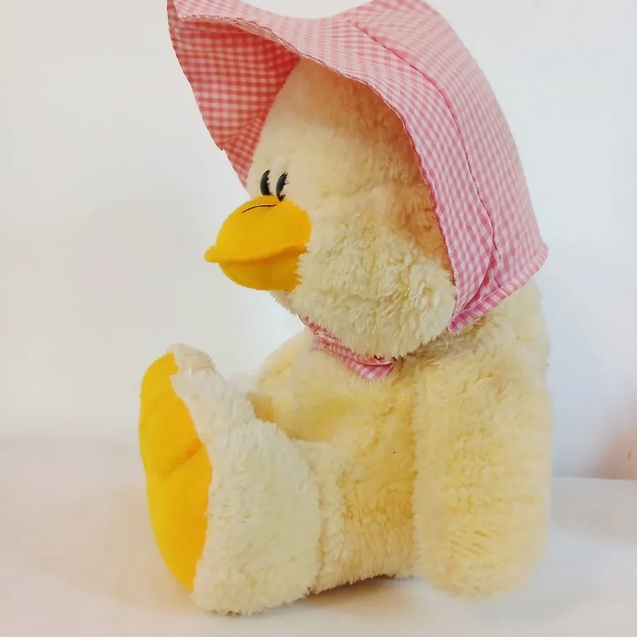 عروسک جوجه کلاه دار