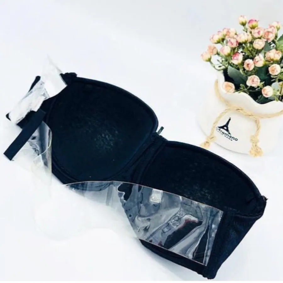 سوتین پشت شیشه ای