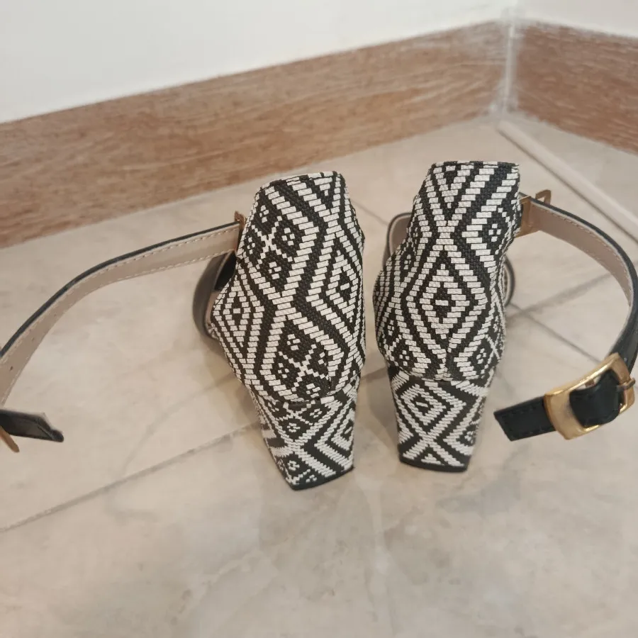 کفش پاشنه دار