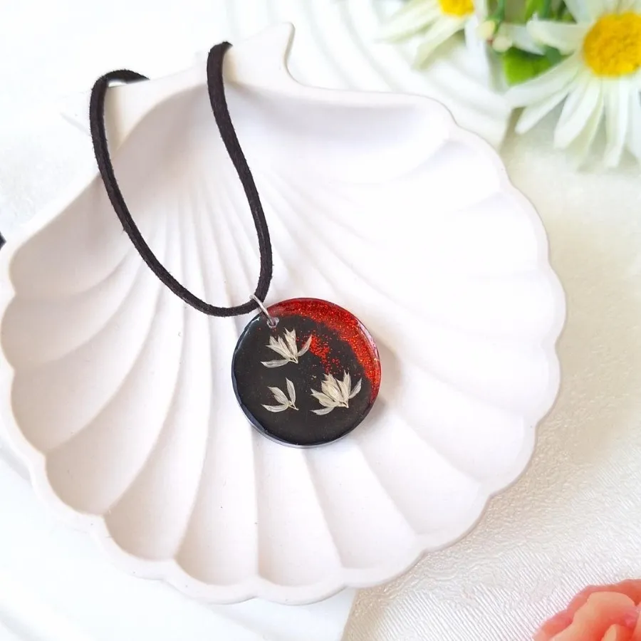 گردنبند رزینی قرمز و مشکی