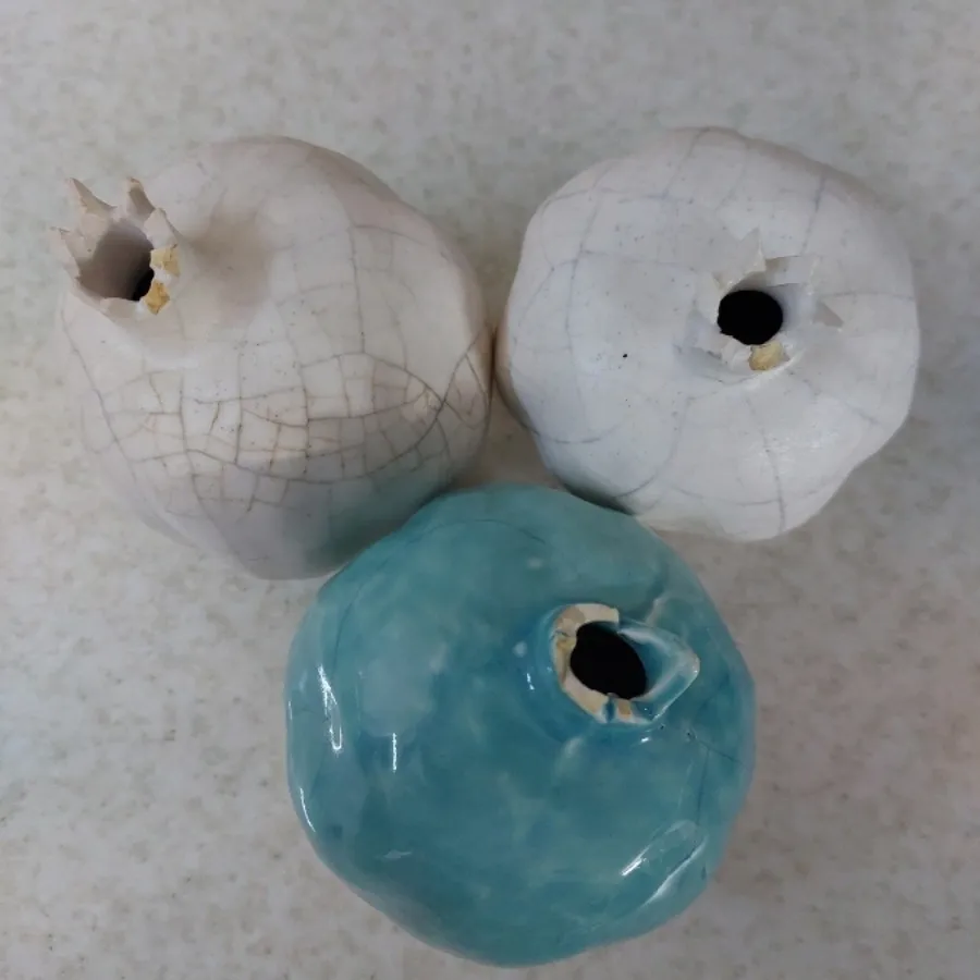 مجسمه انار سفالی