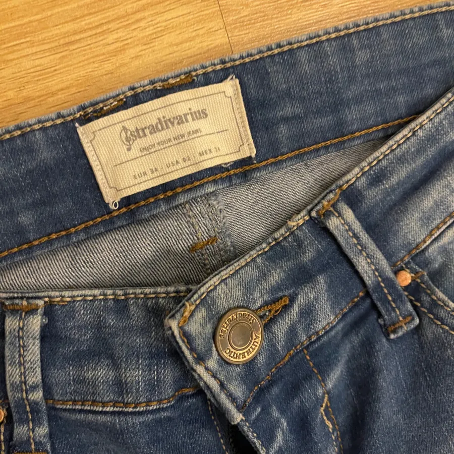 شلوار جین استرادیواریوس