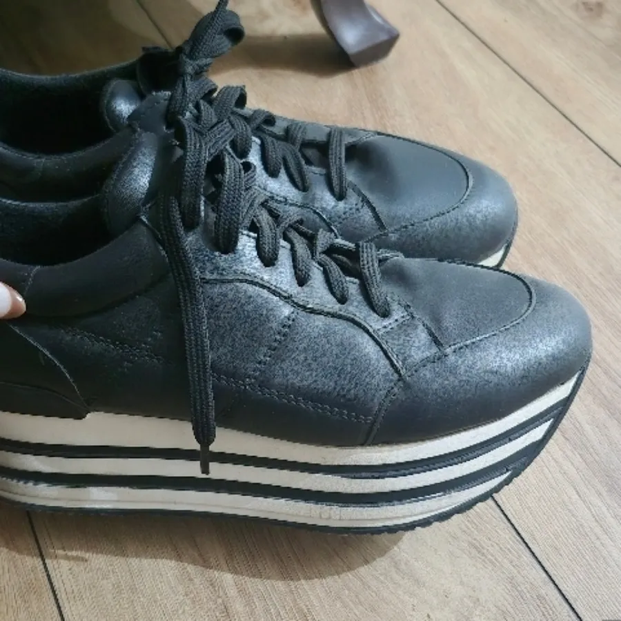 کتونی لژ دار