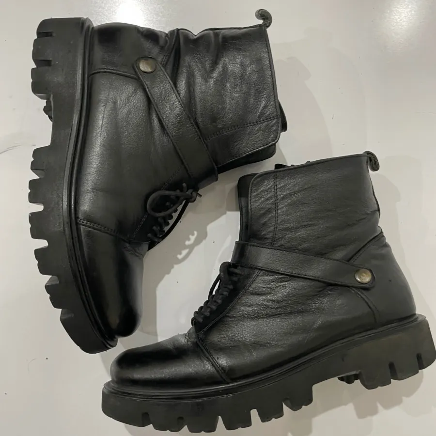 نیم بوت چرم پاندورا