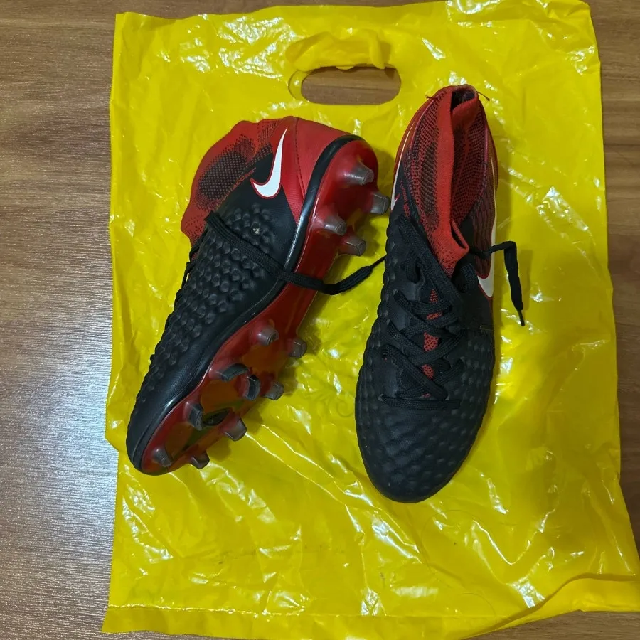 کفش فوتبال نایک مجیستا