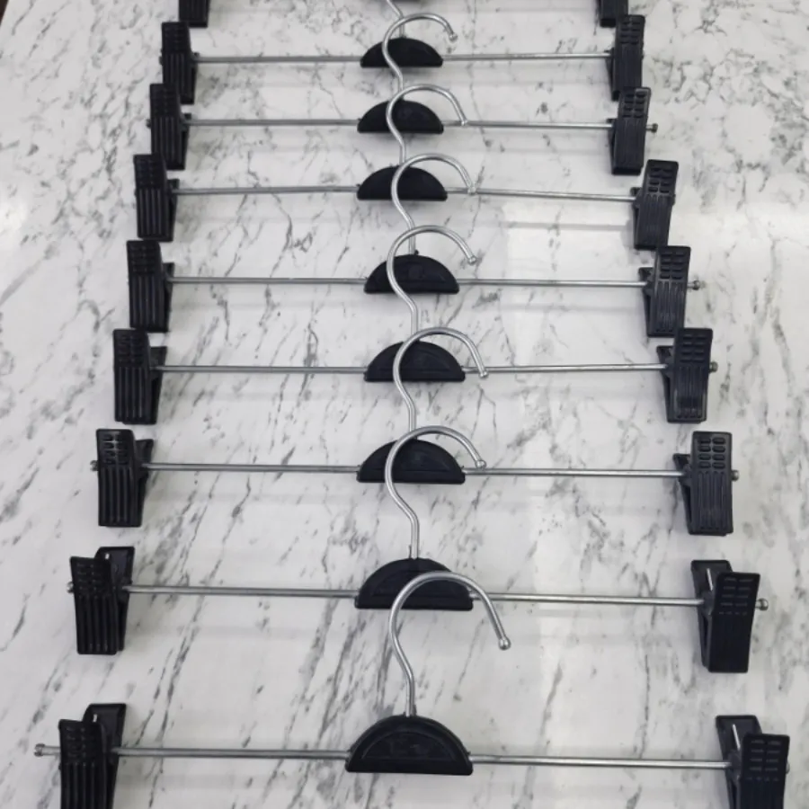 چوب لباسی ، شلوار و دامن