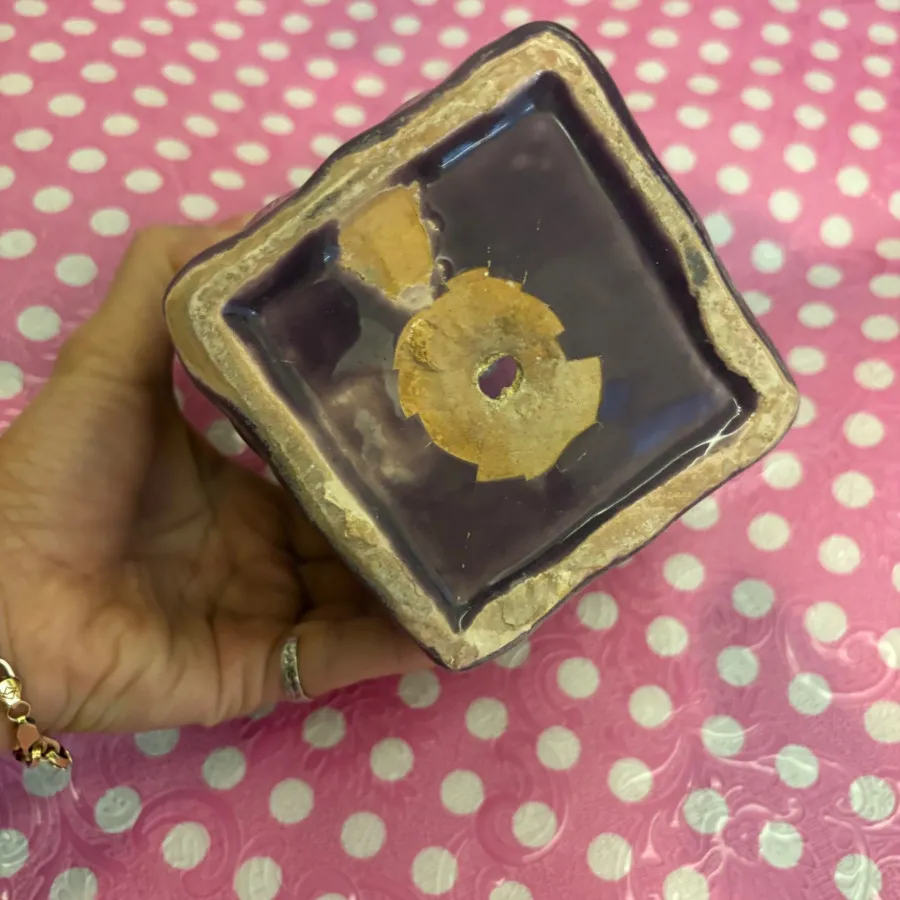 گلدان بنفش مکعبی