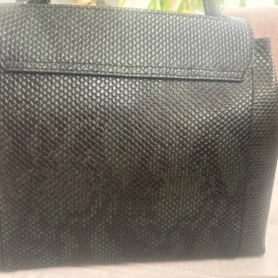 کیف چرم سبز و مشکی منط