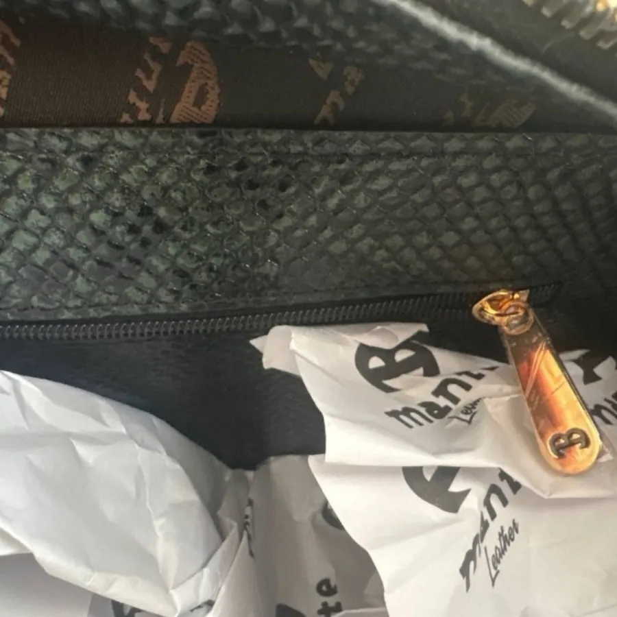 کیف چرم سبز و مشکی منط