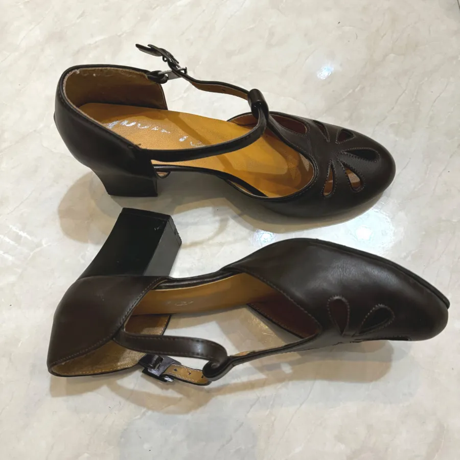 کفش قهوه ای