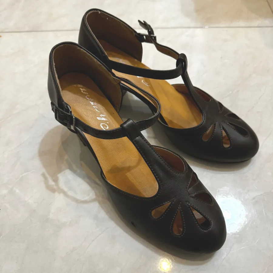 کفش قهوه ای