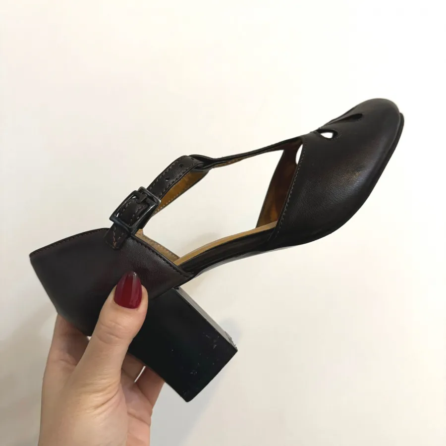 کفش قهوه ای