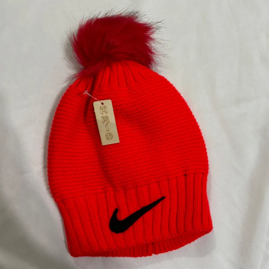 کلاه پوم دار