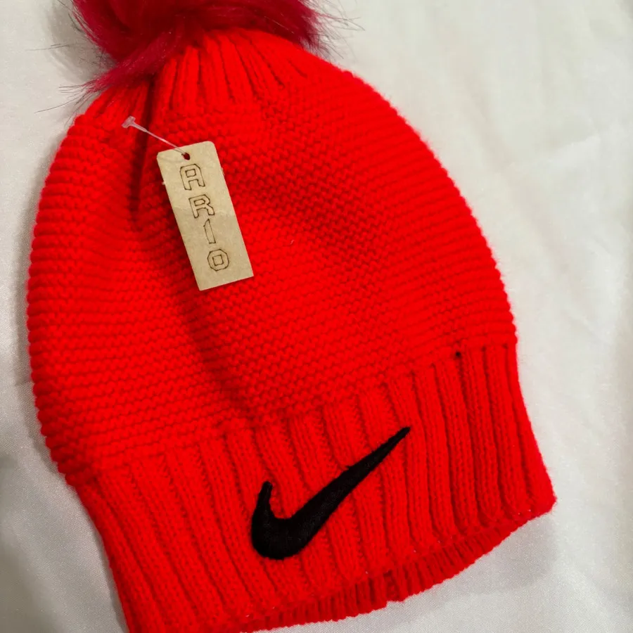 کلاه پوم دار