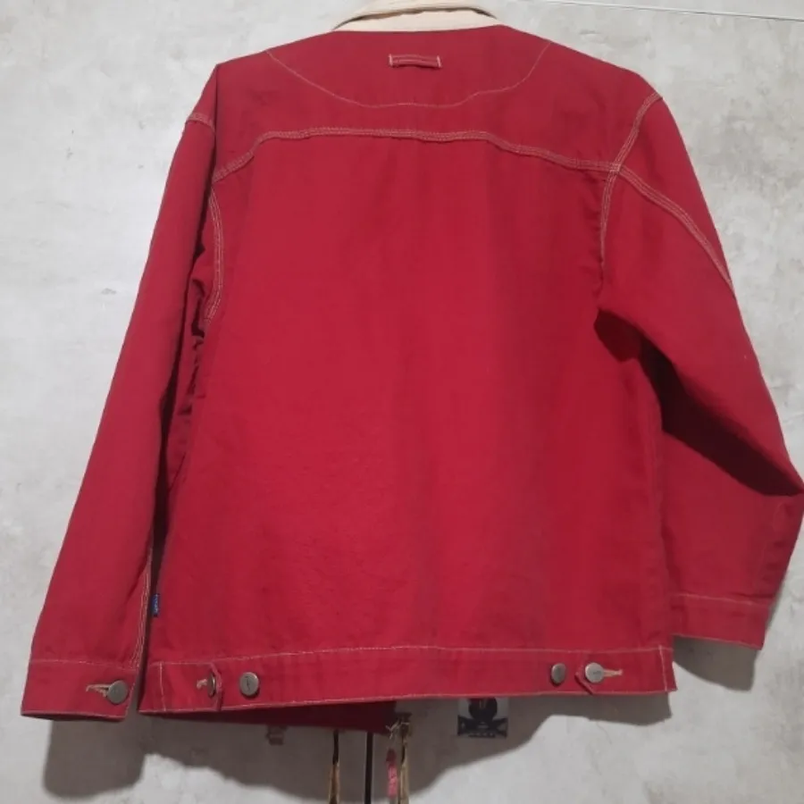 کت قرمز مایل به زرشکی