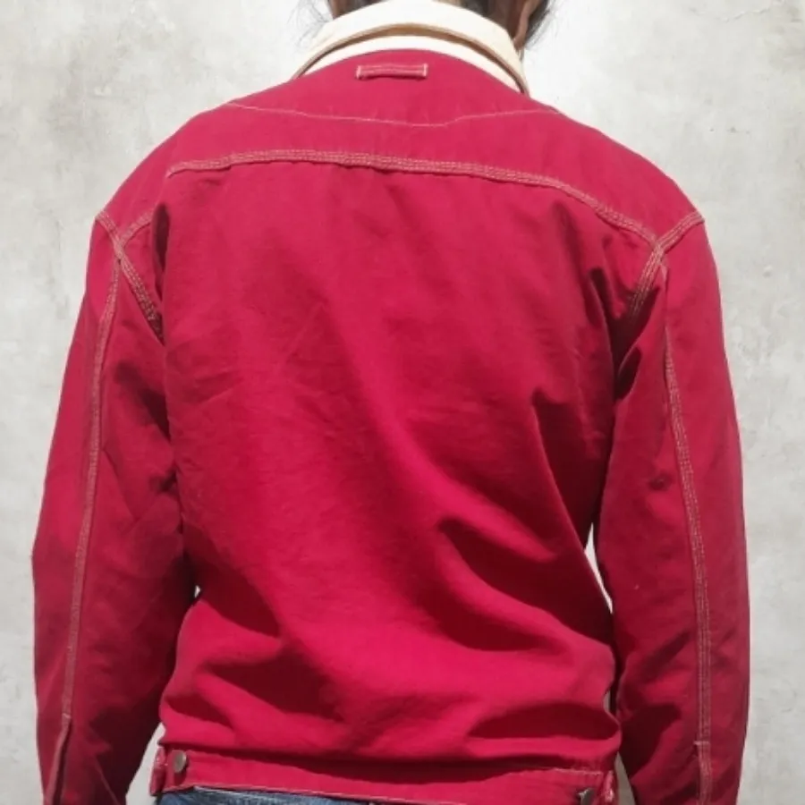 کت قرمز مایل به زرشکی