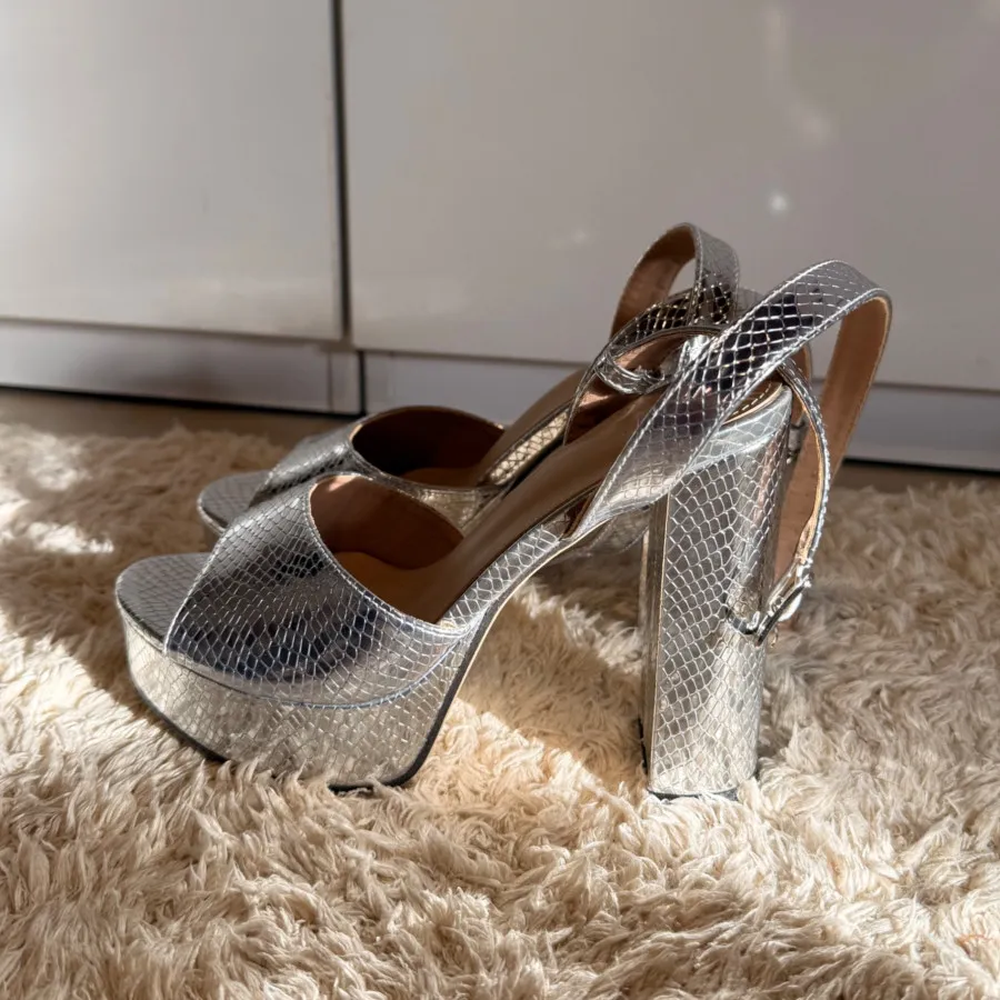 کفش نقره ابگی