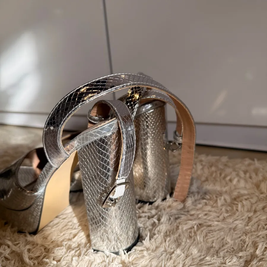 کفش نقره ابگی