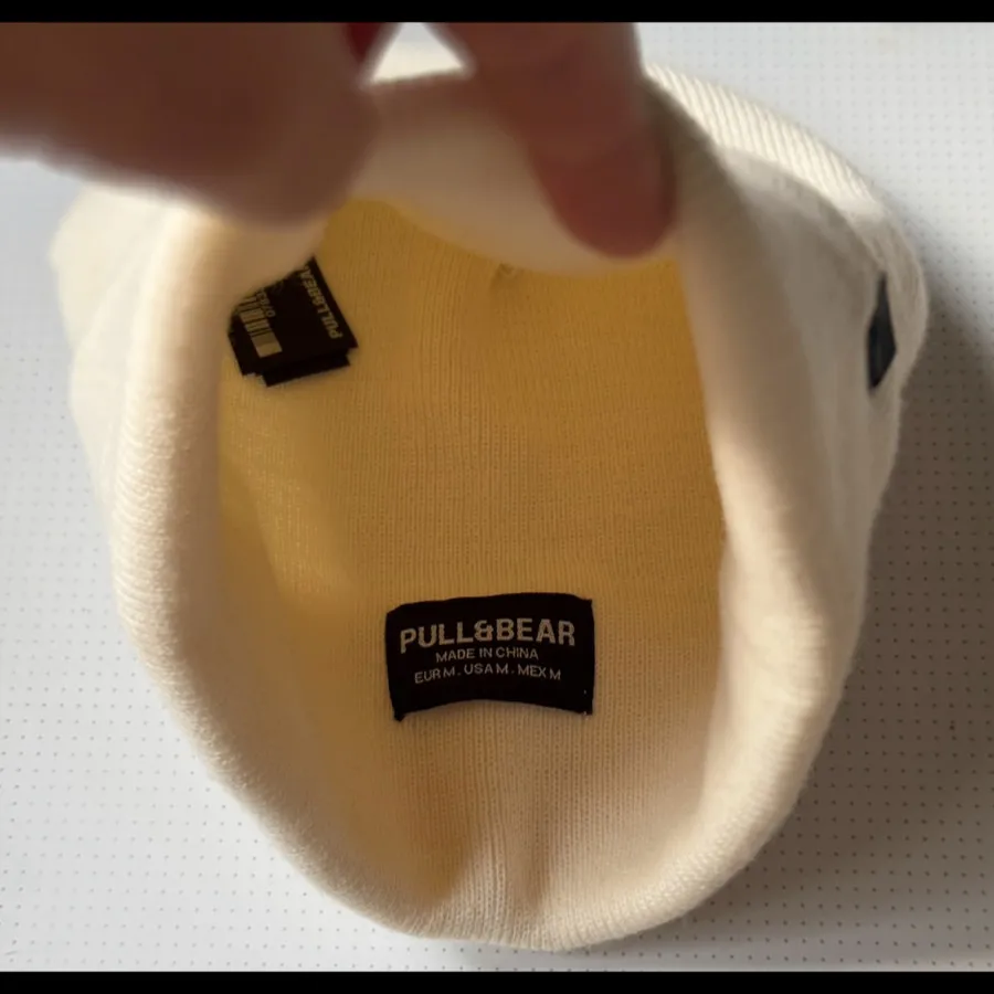 کلاه بافت سفید پول‌اندبیر