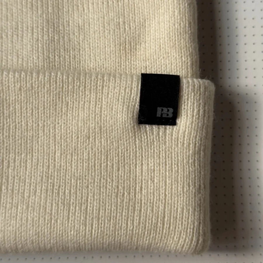 کلاه بافت سفید پول‌اندبیر