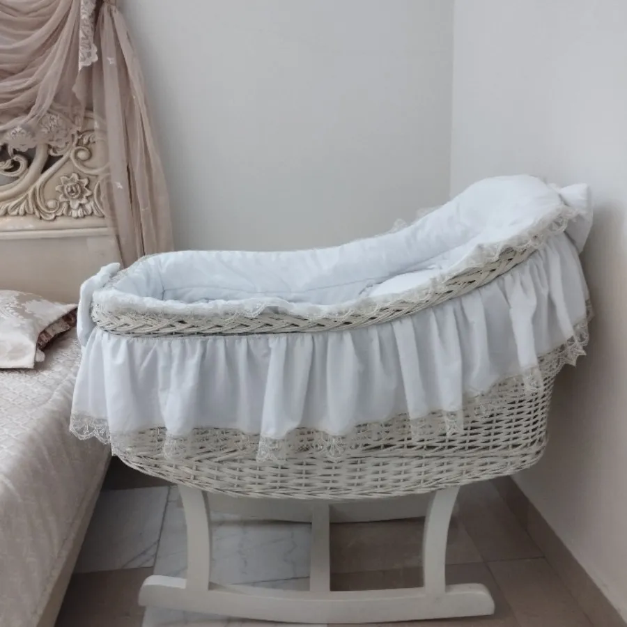 تخت کنار مادر