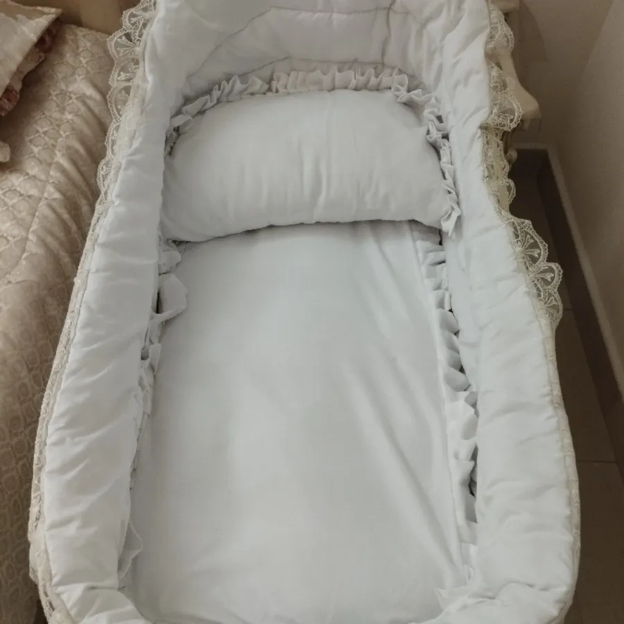 تخت کنار مادر