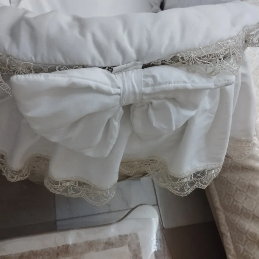 تخت کنار مادر