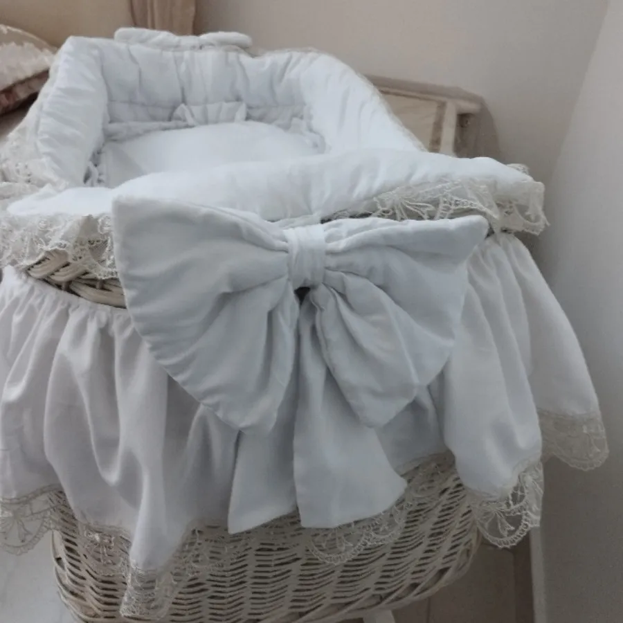 تخت کنار مادر