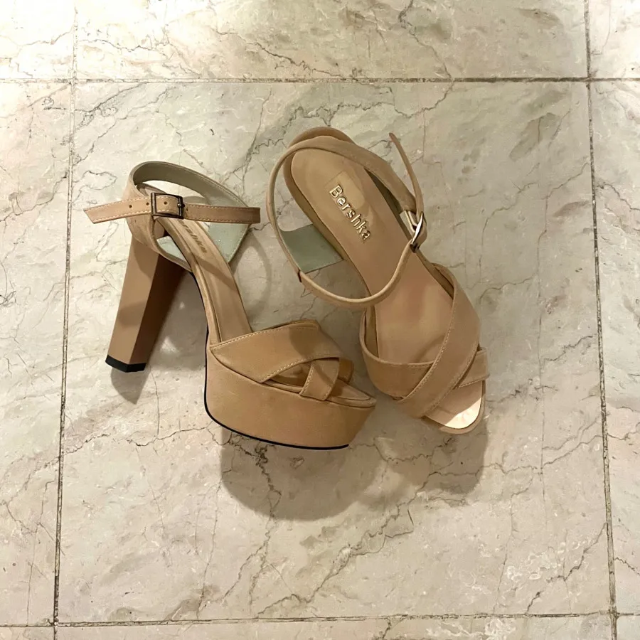 کفش bershka کرمی