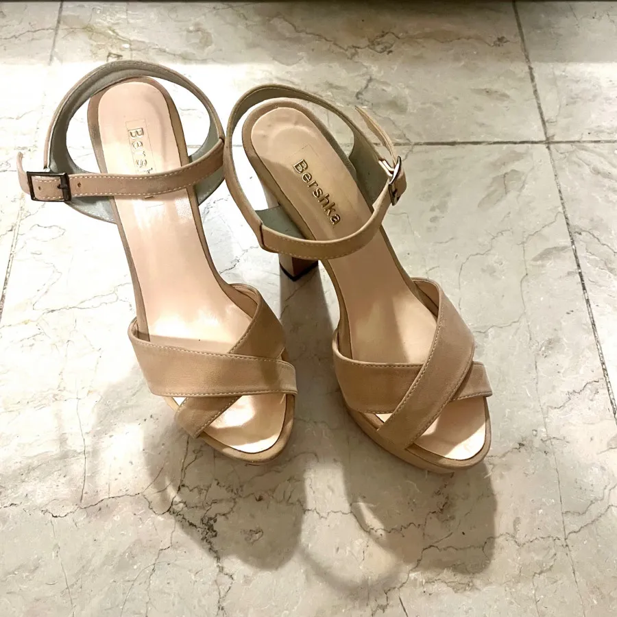 کفش bershka کرمی