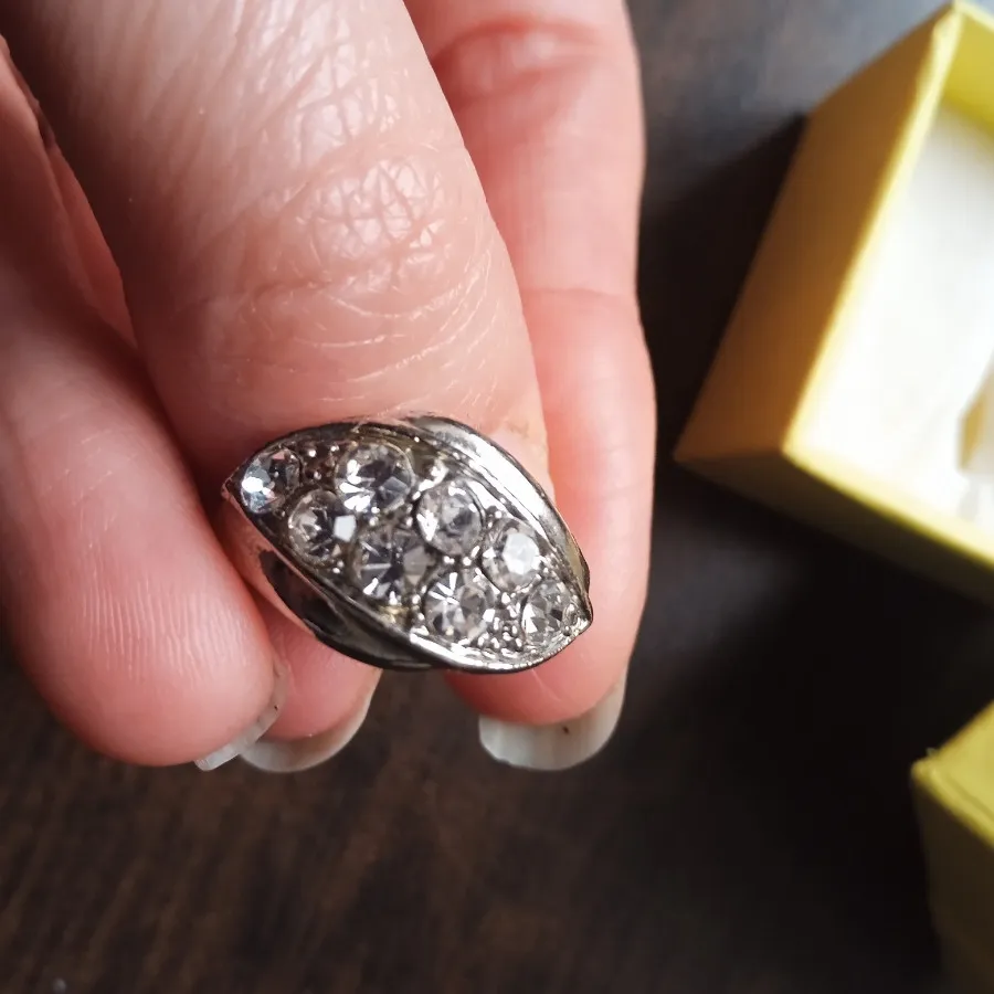 انگشتر نگین دار