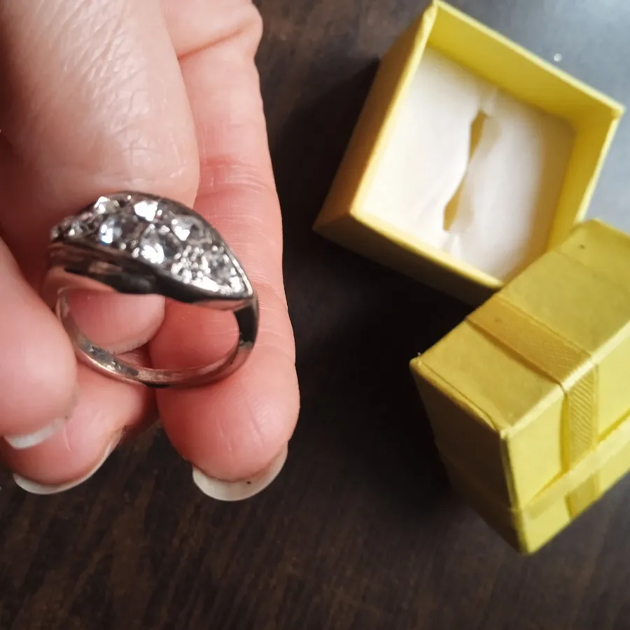 انگشتر نگین دار