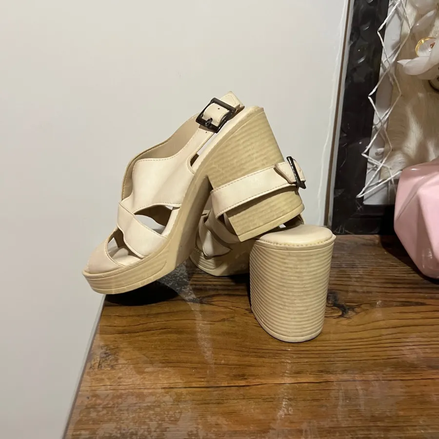 کفش پاشنه دار