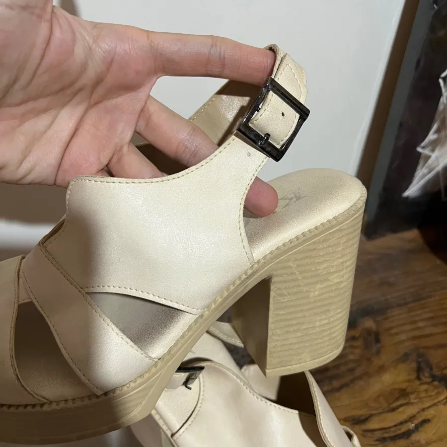 کفش پاشنه دار