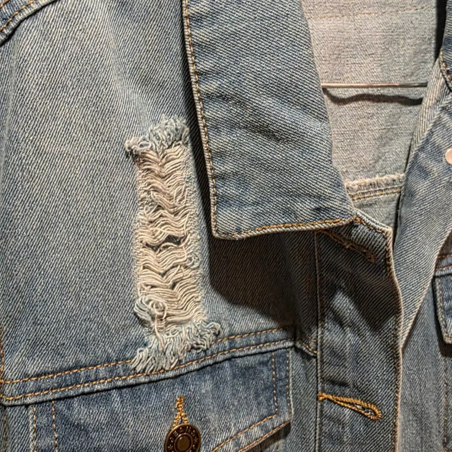 کت جین‌گلدوزی شده