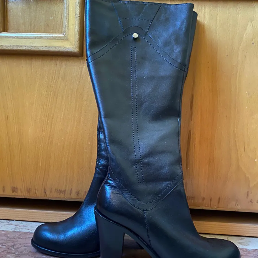 بوت چرم بلند پاشنه دار