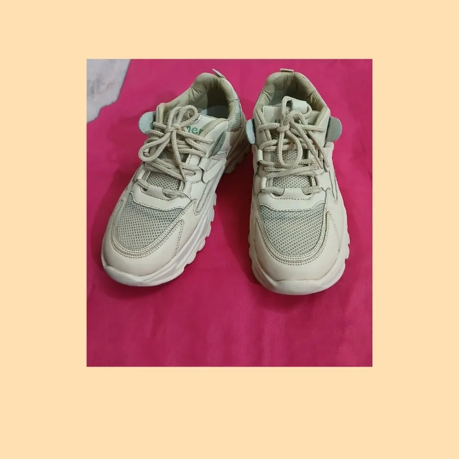 کفش کتونی کرم