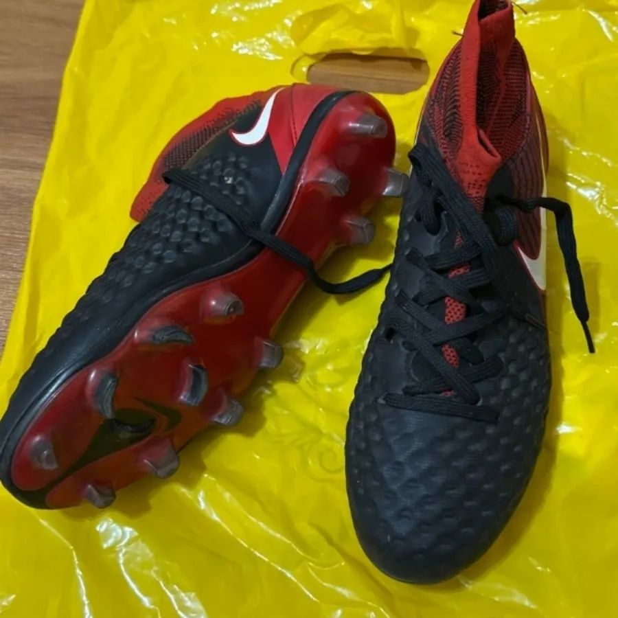 کفش فوتبال نایک مجیستا او