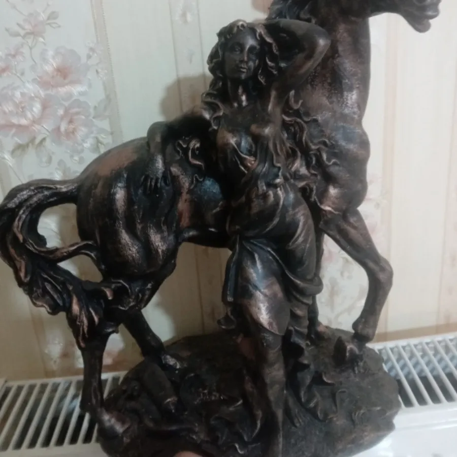 تندیس دختر اسب سوار