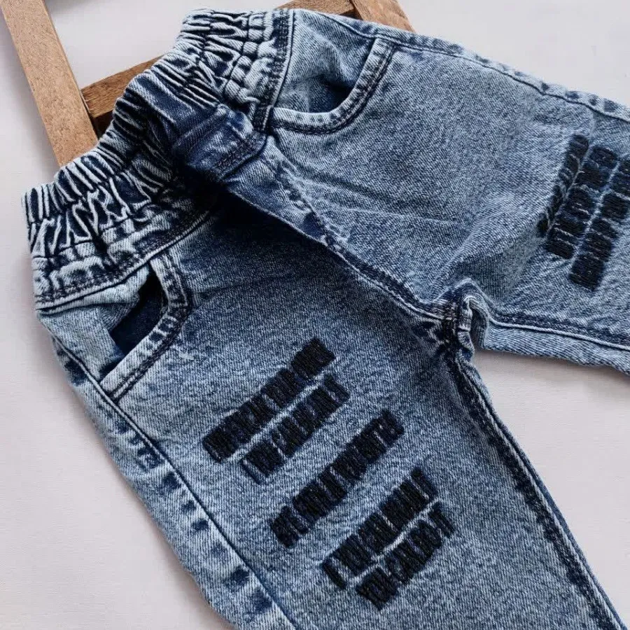 شلوار جین آبی حروف ?