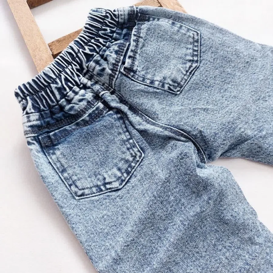 شلوار جین آبی حروف ?