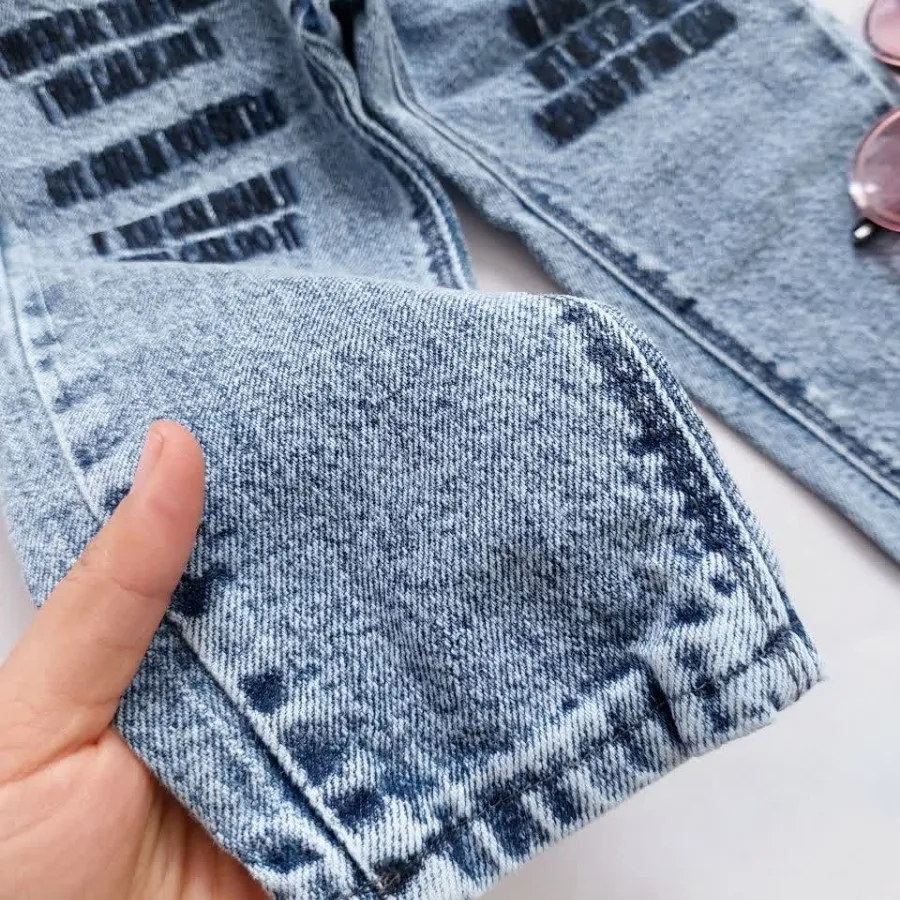 شلوار جین آبی حروف ?