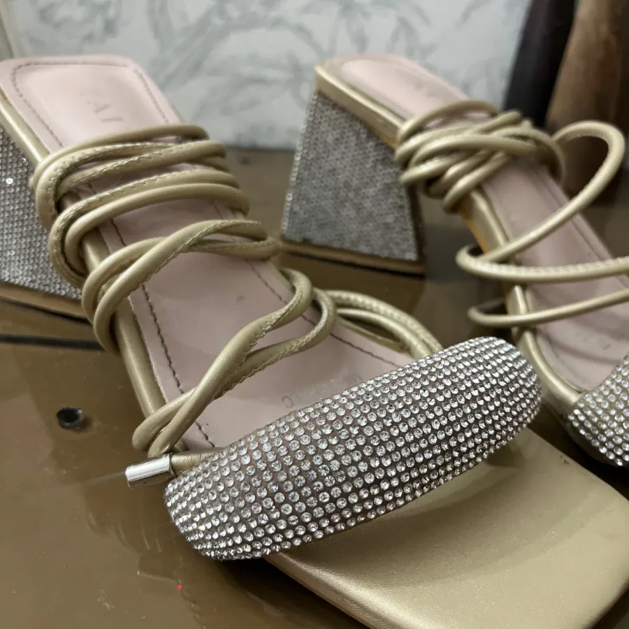 کفش پاشنه مثلثی