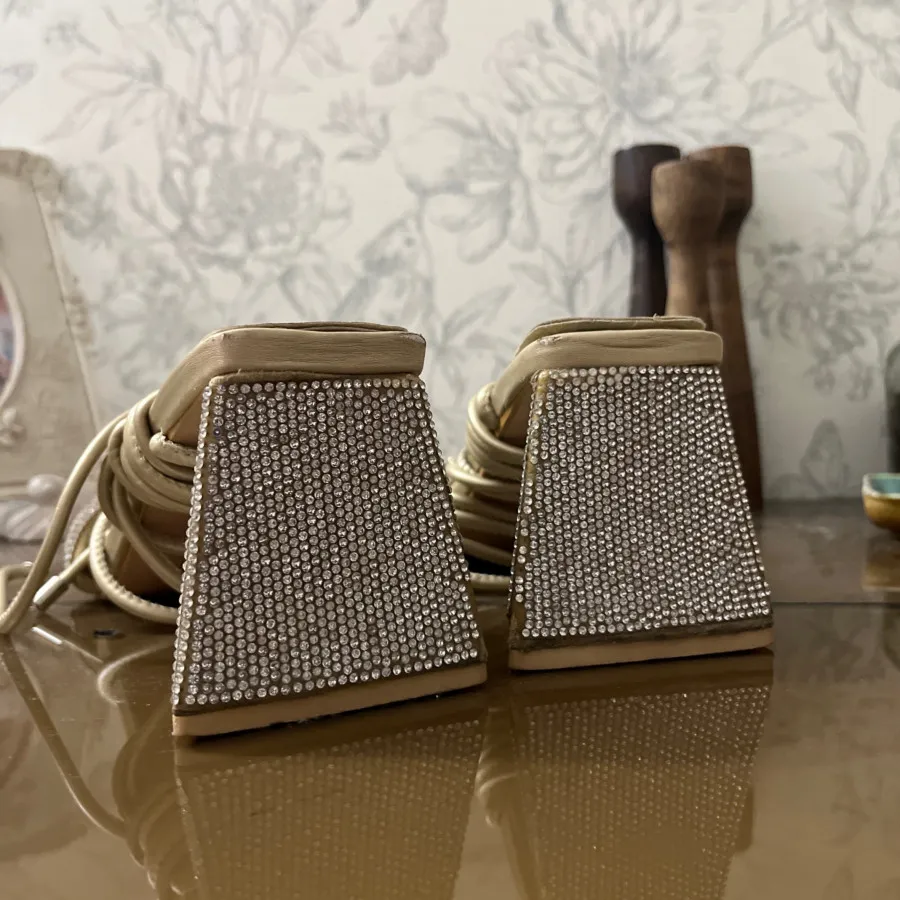 کفش پاشنه مثلثی