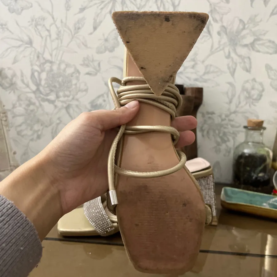 کفش پاشنه مثلثی