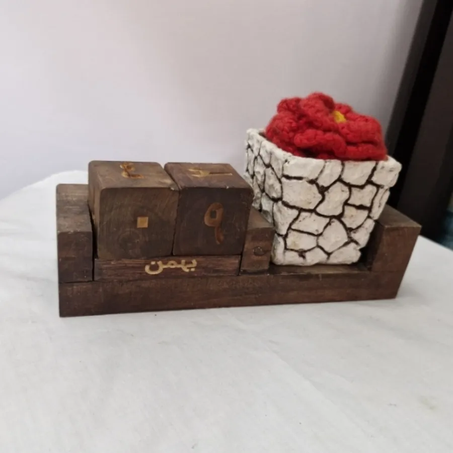 تقویم رومیزی چوبی