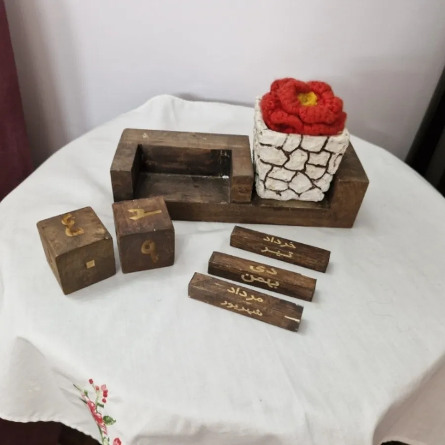 تقویم رومیزی چوبی