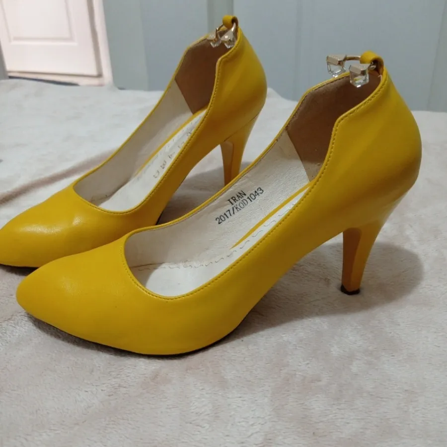 کفش پاشنه بلند زرد