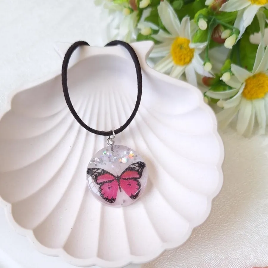 گردنبند رزینی پروانه سفید